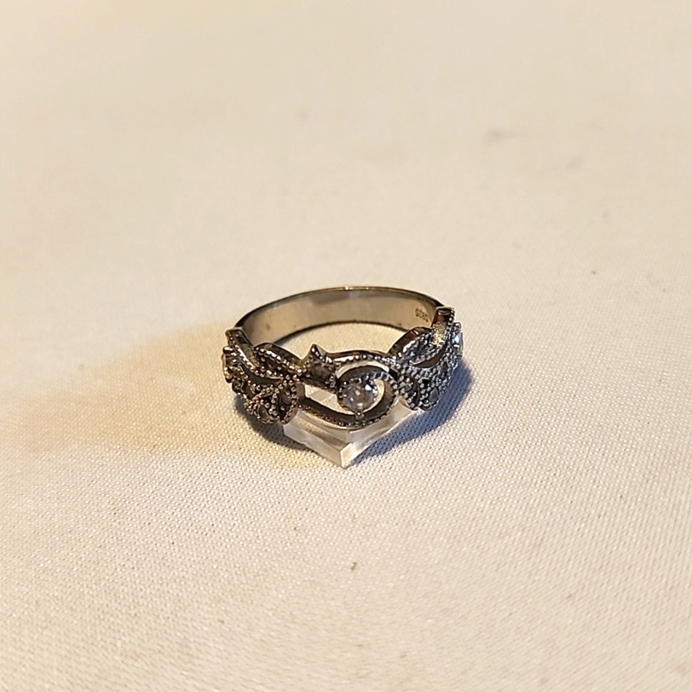 Vintage women's silver stamped floral and white rhinestone ring size 10